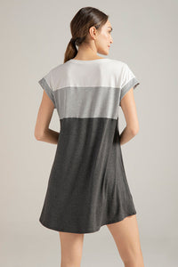 Pijama Camisola manga corta con bloques de color marfil, gris claro y gris oscuro