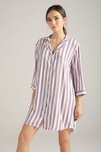 Pijama camisón en rayas color lila, con botones y manga 3/4