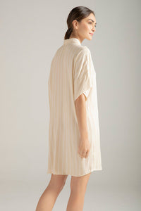 Pijama camisón estampado en mezcla de rayas marfil y beige, con botones y manga corta