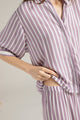 Pijama pantalón, camisa manga corta con botones, en rayas color lila