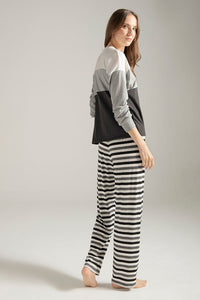 Pijama pantalón con rayas grises, negras y marfil